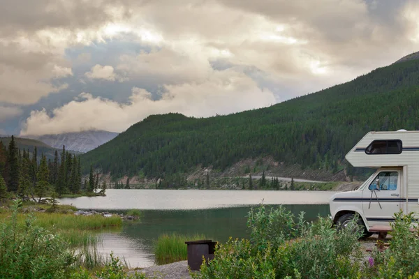 Camper Van Parcheggiato Sulla Sommità Lago Campeggio Stone Mountain Provincial — Foto Stock