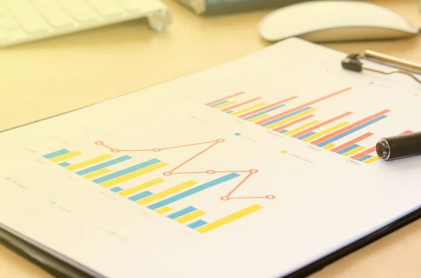 Finansal Kağıt Çizelgeleri Grafikler Masada — Stok fotoğraf