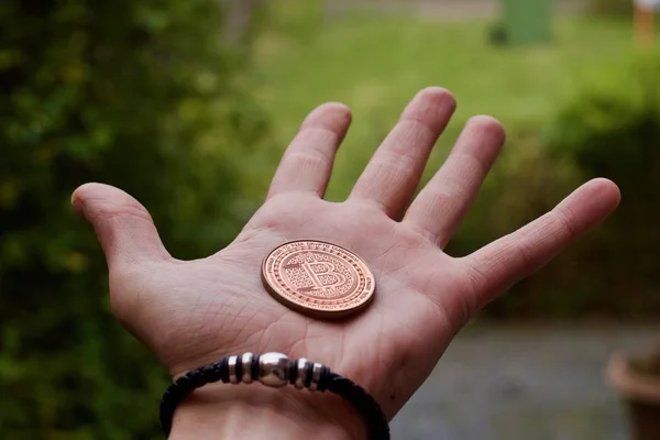 Moeda Digital Bronze Físico Bitcoin Moeda Mão Homem Com Pulseira — Fotografia de Stock