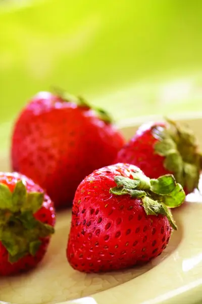 Obstfotografie Ein Paar Leckere Erdbeeren Auf Dem Obsttisch — Stockfoto