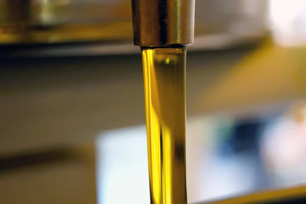 水晶金纯橄榄油的特写镜头 — 图库照片