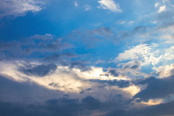 Sol Bajo Las Nubes Sobre Fondo Azul Del Cielo —  Fotos de Stock