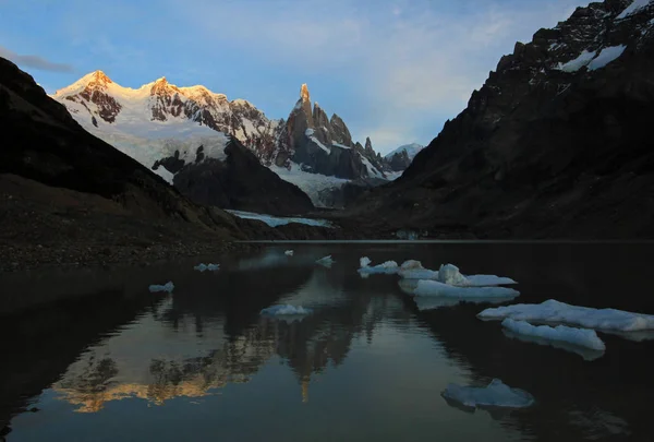 Αντανάκλαση Της Σέρο Τόρε Στη Laguna Torre Παταγονία Αργεντινή Νότια — Φωτογραφία Αρχείου