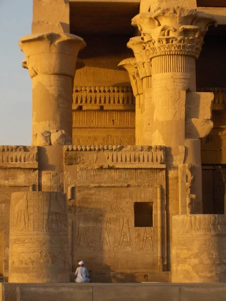 Єгипетська Людина Вивчає Стіну Храмі Ком Ombo Єгипті — стокове фото
