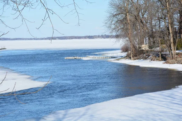 Buz Nehir Suyunu Eritiyor — Stok fotoğraf