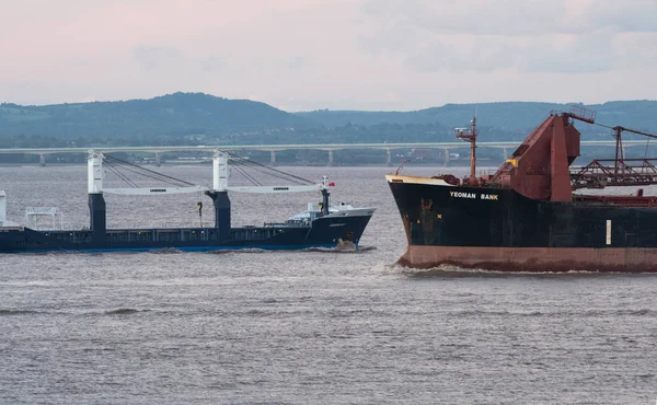Twee Vrachtschepen Komen Dicht Bij Het Kanaal Van Bristol — Stockfoto