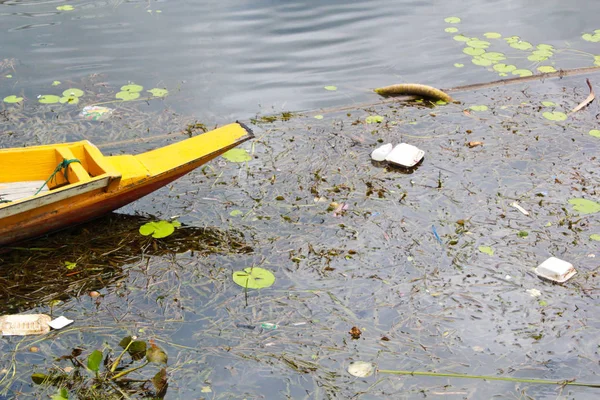 Água Desperdiçada Com Barco Amarelo — Fotografia de Stock