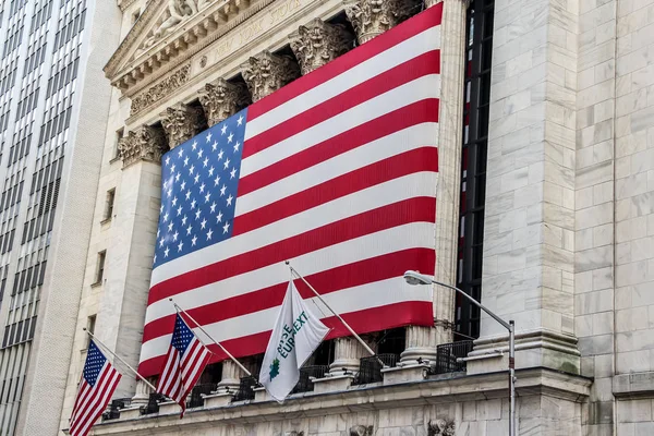 ニューヨーク ニューヨーク 2013 日にニューヨーク ニューヨーク市 ニューヨーク証券取引所でのアメリカ国旗 — ストック写真