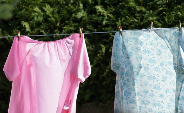 Grootmoeder Oude Dame Nachthemden Een Waslijn — Stockfoto