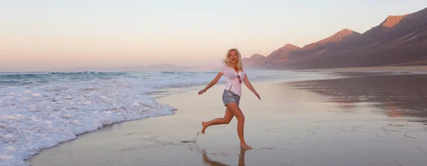 Mujer Divirtiéndose Corriendo Las Olas Playa Arena Solitaria Puesta Del —  Fotos de Stock