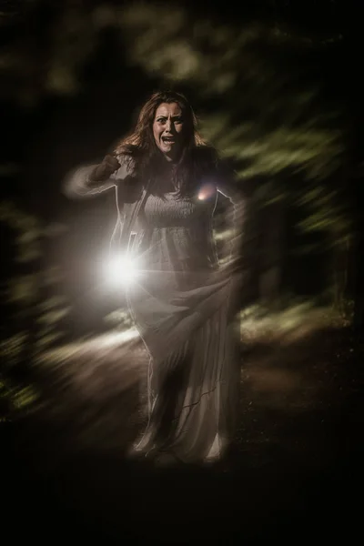 Młody Przestraszony Kobieta Bieganie Lesie Nocy Białej Sukni Krzyki Przerażenie — Zdjęcie stockowe