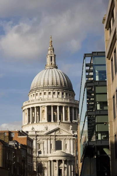 대성당은 런던에서 유명한 성당이며 주교의 자리입니다 — 스톡 사진