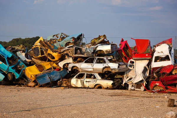 Vieilles Voitures Pourries Sur Junkyard — Photo