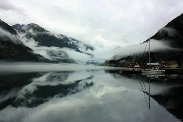 Lihat Fjrlandsfjord Berkabut Fjrland Dan Sognefjord Adalah Salah Satu Tujuan — Stok Foto
