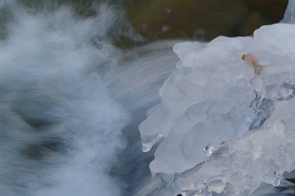 Ein Eisiger Wasserfall Einem Kleinen Bach — Stockfoto