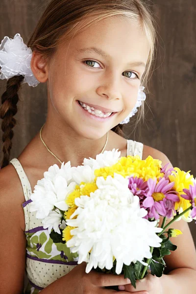 Portrait Enfant Tenant Bouquet Fleurs — Photo