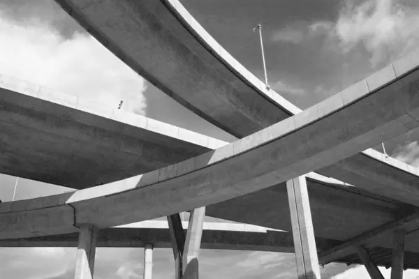 Puentes Autopista Que Cruzan Diferentes Niveles Foto Blanco Negro — Foto de Stock
