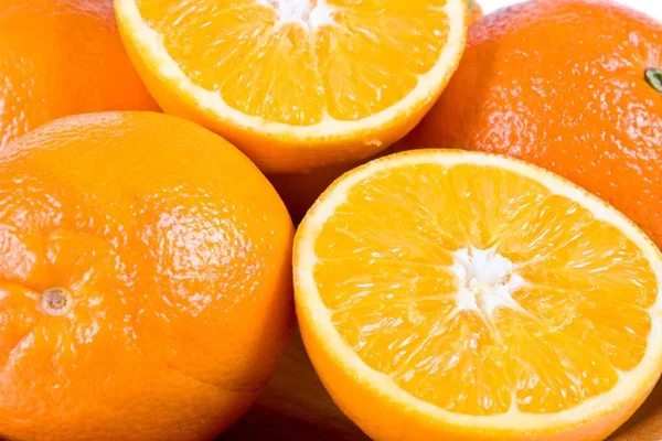 Две Половинки Апельсина Деревянной Чаше Невырезанными Апельсинами — стоковое фото