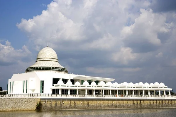 Design Moderno Moschea Bianca Galleggiante Malesia — Foto Stock