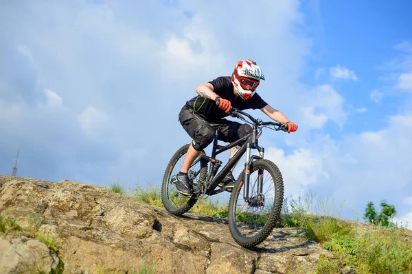 Radprofi Fährt Mit Dem Rad Felsigen Hügel Hinunter Extremsportkonzept — Stockfoto