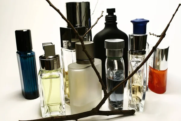 Bottiglie Profumo Assortiti Profumi Sfondo Bianco — Foto Stock