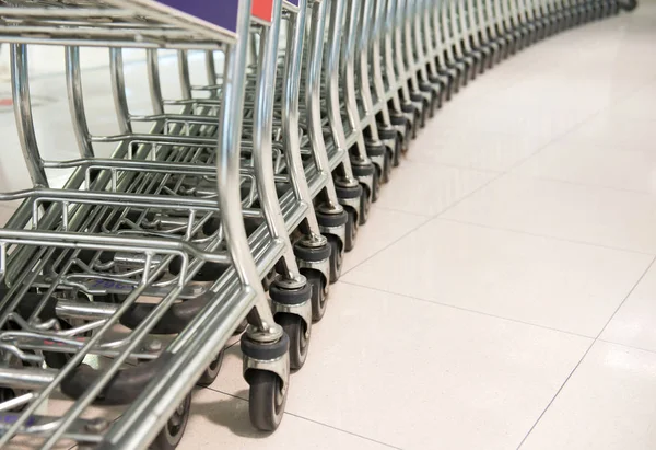 Reihe Von Einkaufswagen Supermarkt — Stockfoto