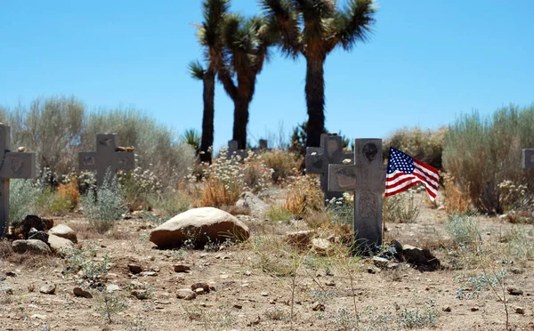 Amerikai Zászló Egy Keresztsírkövet Egy Sivatagi Temetőben — Stock Fotó