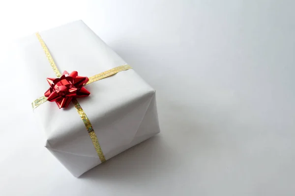 白い背景に隔離された白い箱の素敵なプレゼント — ストック写真
