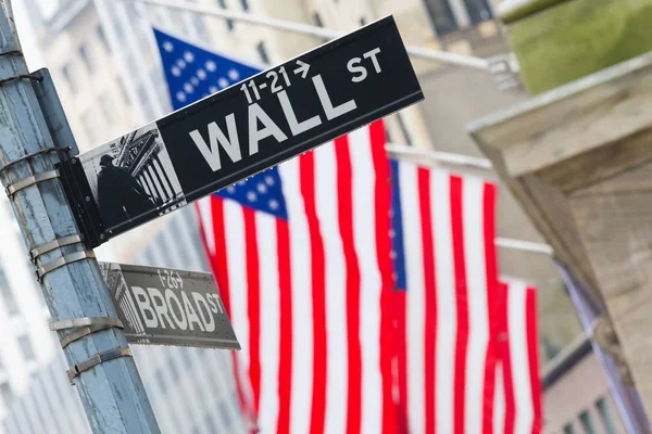 アメリカ国旗とニューヨーク証券取引所背景ニューヨーク サインイン ウォール街 — ストック写真