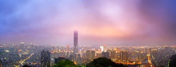 Paesaggio Urbano Taipei Con Drammatiche Nuvole Colorate Sul Cielo Famoso — Foto Stock