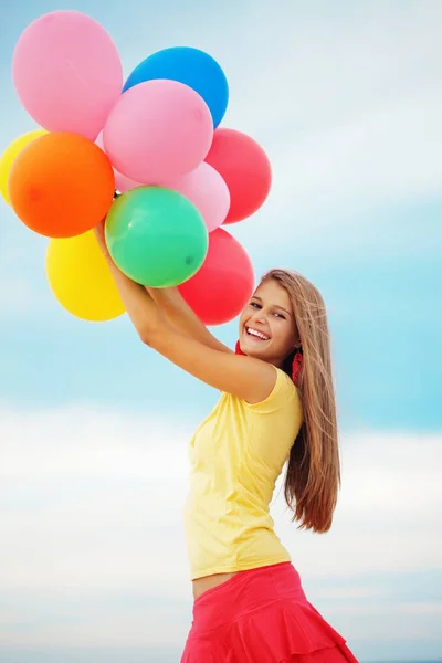 Chica Feliz Sosteniendo Montón Globos Aire Colores Playa — Foto de Stock