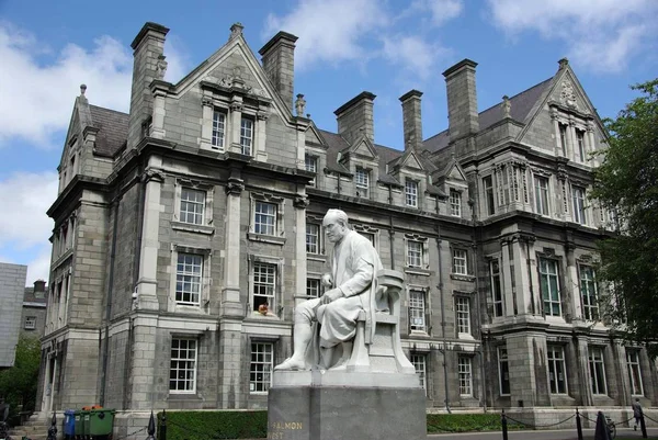 Una Estatua Trinity College Dublín Irlanda — Foto de Stock