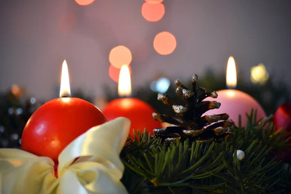 크리스마스 트리에 강림절 촛불과 테이블에 — 스톡 사진