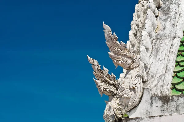Тайская Крыша Храма Голубом Небе — стоковое фото