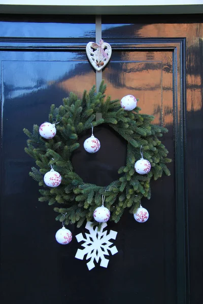 Bir Kapı Süslemeleri Ile Klasik Noel Çelenk — Stok fotoğraf