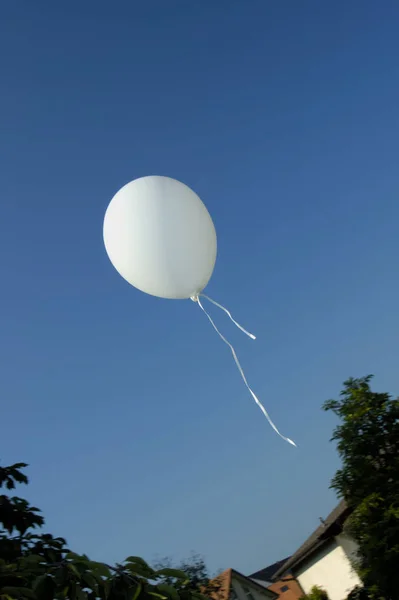Ballon Van Een Kind Zweeft Weg Een Heldere Blauwe Zomer — Stockfoto