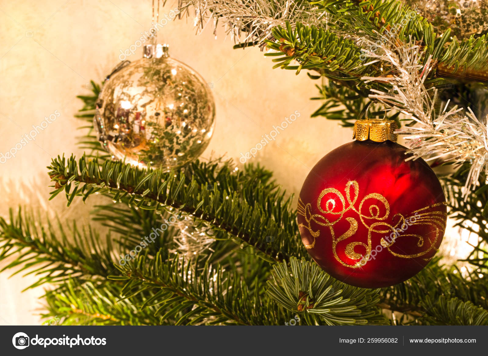 Bolas Rojas Plateadas Árbol Navidad Imagen Horizontal — Foto de stock  #259956082 © YAYImages, image size:1600x1167