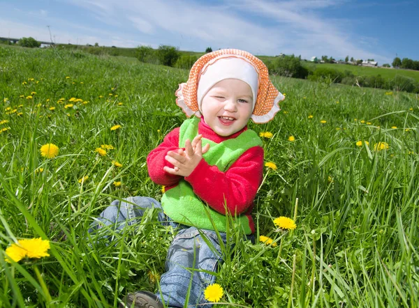草原タンポポと小さな女の子 — ストック写真