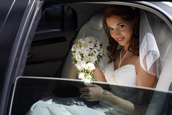 Beautiful Bride Automobile — Stock Photo, Image