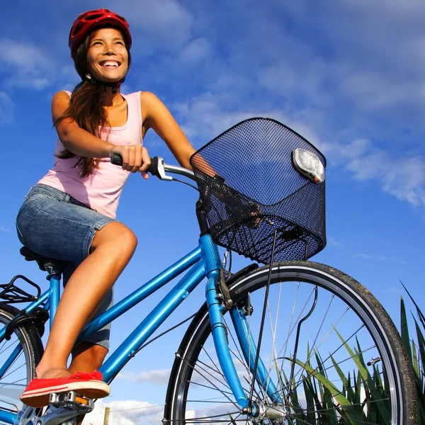 Andar Bicicleta Sob Céu Azul Profundo Interior Jutlândia Dinamarca Durante — Fotografia de Stock