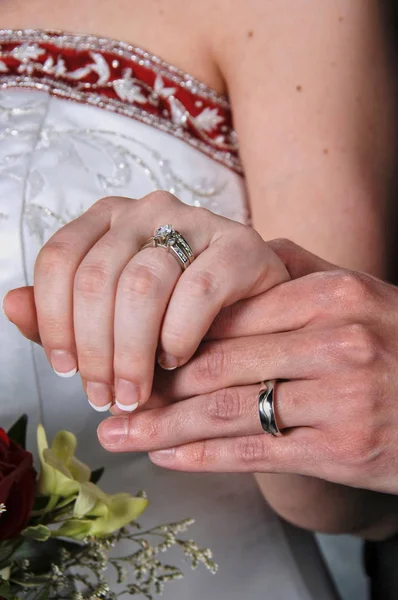 Sebuah Pasangan Cincin Kawin Tangan Mereka — Stok Foto