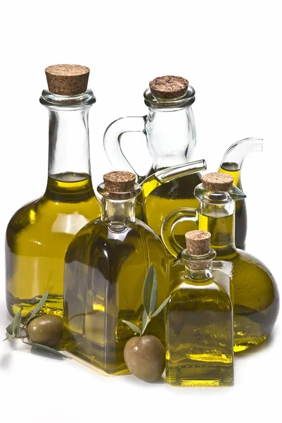 Olivenölflaschen Und Oliven Isoliert Auf Weißem Hintergrund — Stockfoto