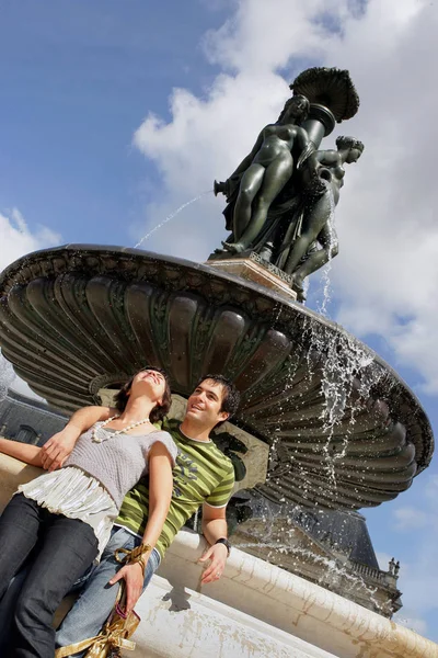 Jovem Casal Por Fonte — Fotografia de Stock