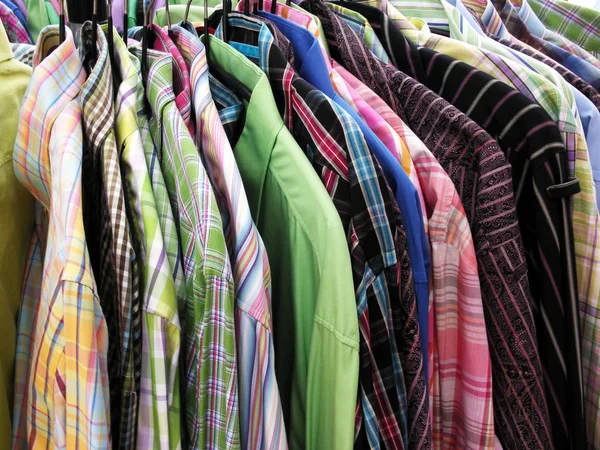 Полная Вешалка Разноцветных Рубашек — стоковое фото