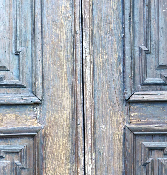 イタリアパッチロンバルディクロスカステランザぼかし抽象的な錆びた真鍮のノッカーは ドアの湾曲した木材で — ストック写真