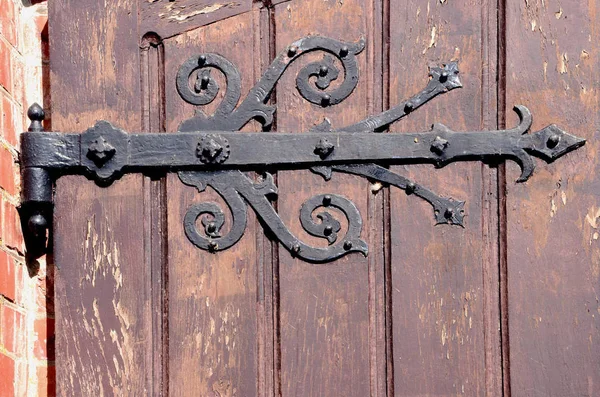 木製のドアを保持する古い装飾的なヒンジの詳細 アーキテクチャ背景フラグメント — ストック写真