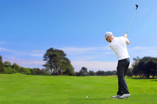 Caucasiano Golfista Barbudo Bateu Uma Bola Golfe Pelo Motorista Clube — Fotografia de Stock