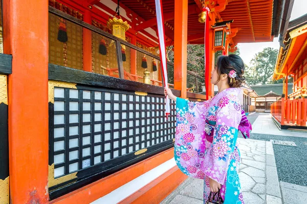 Mulheres Quimonos Tradicionais Japoneses Santuário Fushimi Inari Kyoto Japão — Fotografia de Stock