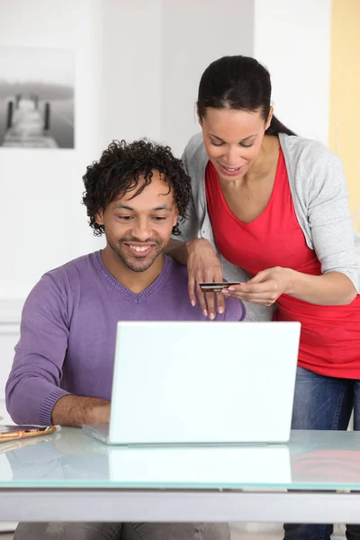 Casal Fazendo Compras Online — Fotografia de Stock