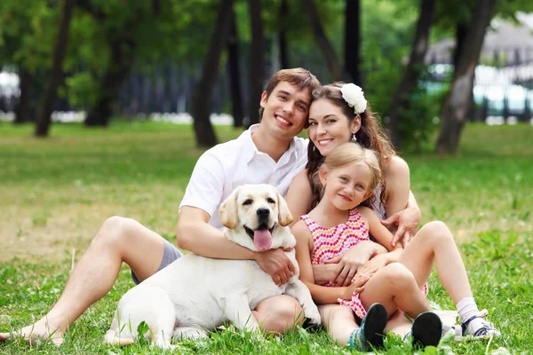 Jovem Família Livre Parque Verão Com Cão — Fotografia de Stock